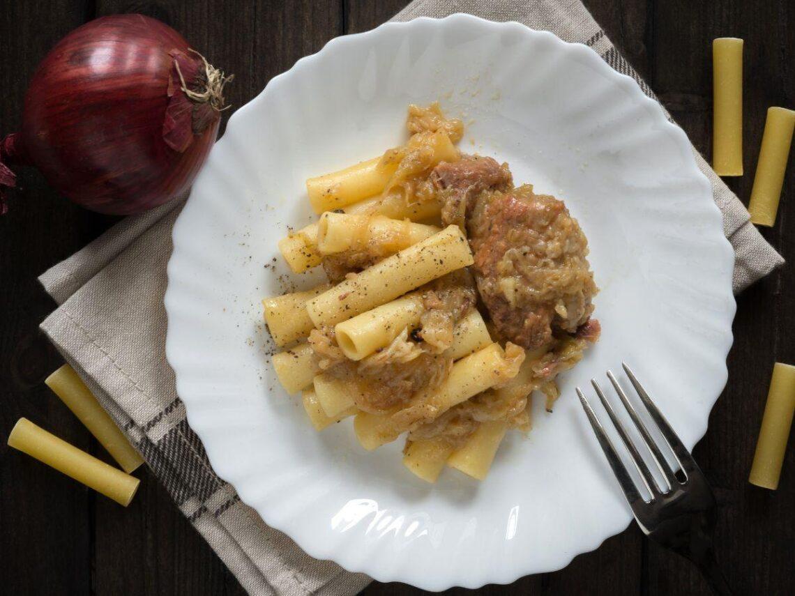 Sugo alla Genovese, la vera ricetta napoletana tradizionale