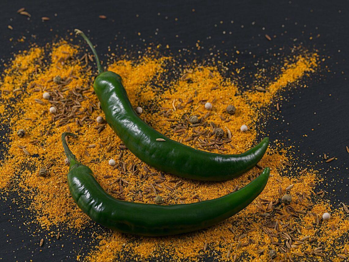 Jalapenos con curcuma in salsa yogurt: un antipasto piccante