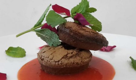 Brownie-con-coulis-di-fragole