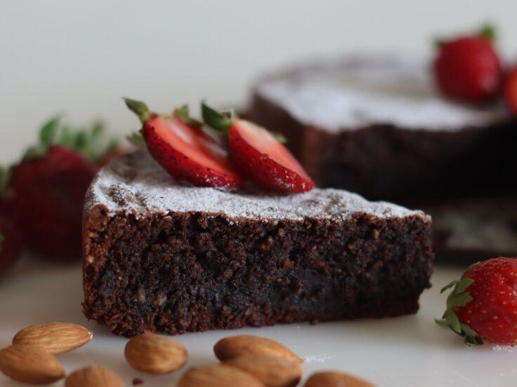 Torta caprese tradizionale di Capri con cioccolato fondente e mandorle