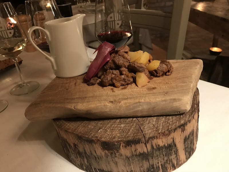 Cinghiale in agrodolce con mele e radicchio Cinghiale in agrodolce con mele e radicchio