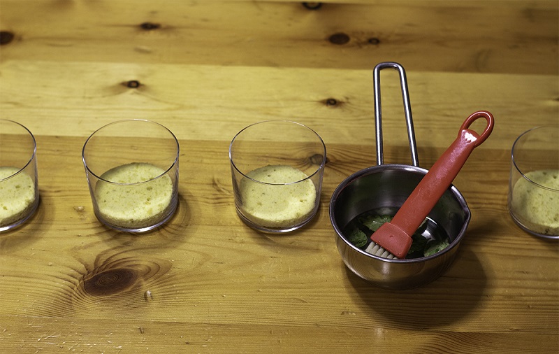 Bicchierini alla mousse di limone con fragole al basilico