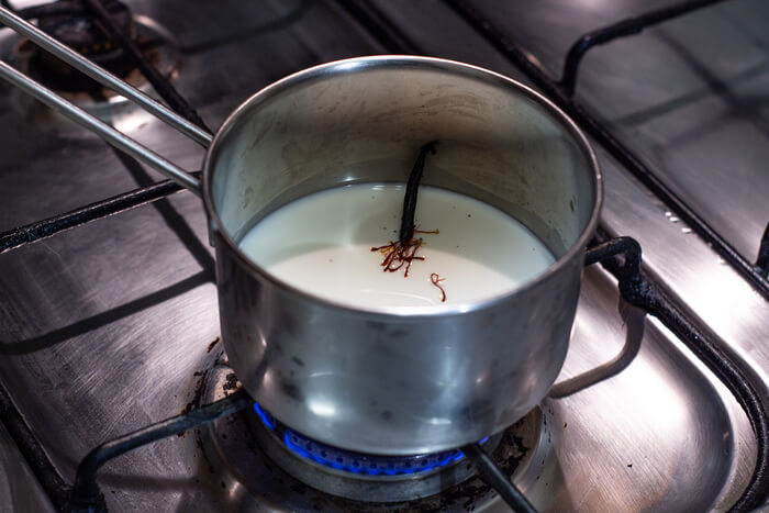 Millefoglie con crema di zafferano e lamponi