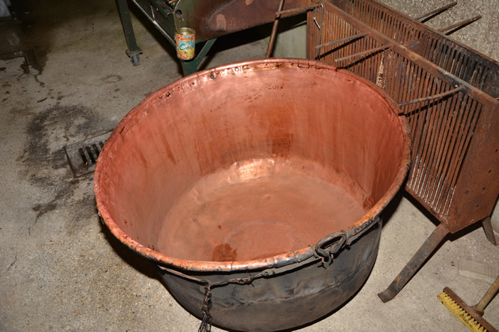 Tutto sul vino cotto: storia, procedimento, proprietà teraupetiche Caldaro di rame per il vino cotto