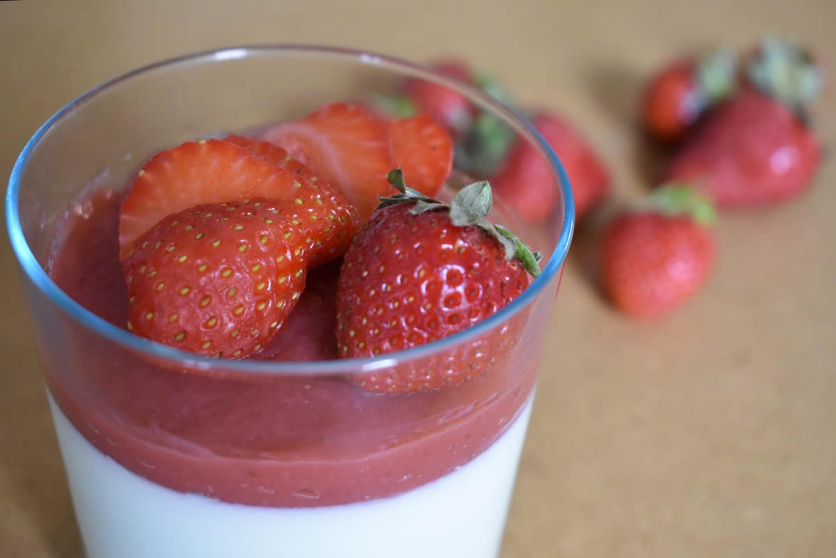 Panna cotta alle fragole, il dessert buono e semplice da preparare Ricetta della Panna cotta alle fragole