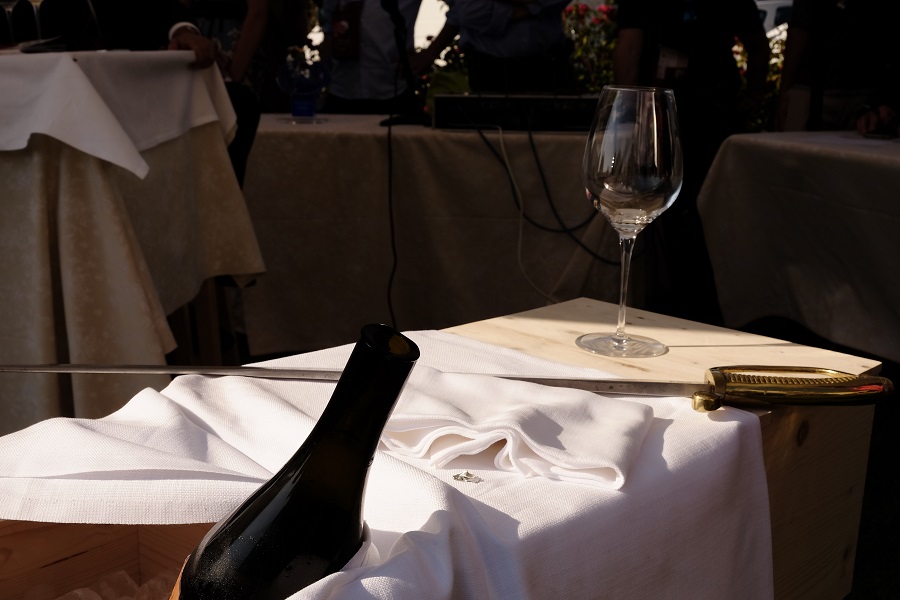 Sabrage: come aprire una bottiglia di Champagne con la sciabola Come si apre uno champagne con la spada