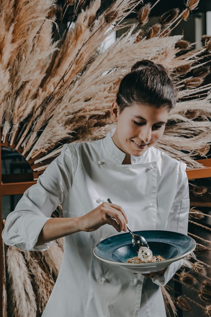 Cake alla nocciola, cremoso al mandarino e coulis di lamponi