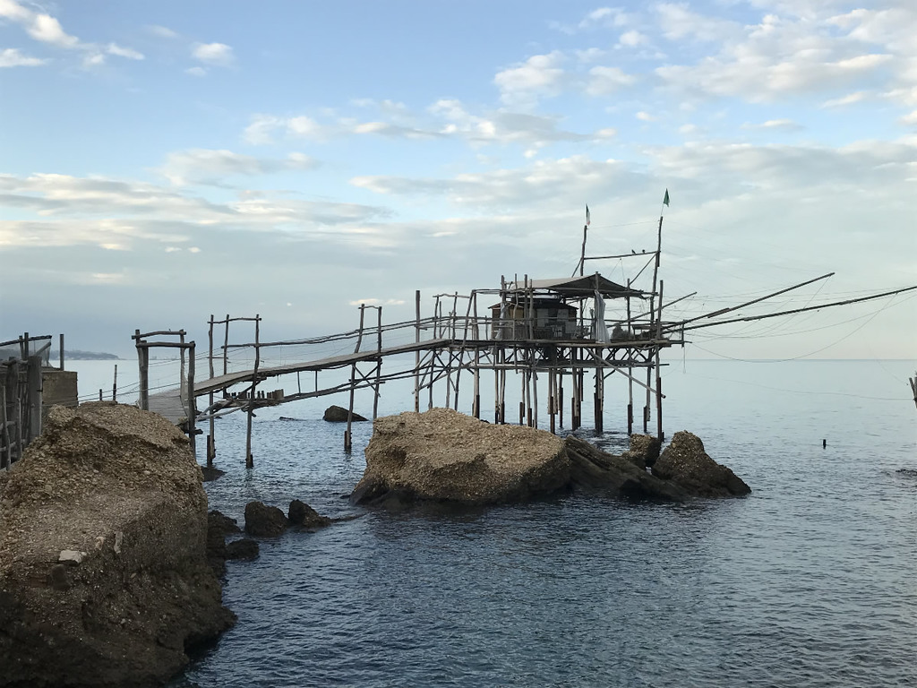 Abruzzo: un'enogastronomia che conquista insieme a natura e arte Un Trabocco in Abruzzo