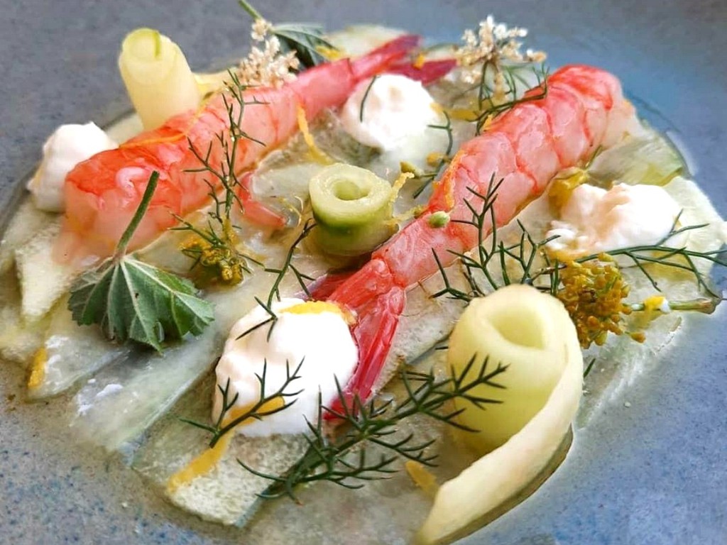 Un gambero in campagna: crudité di pesce semplice ed elegante Un gambero in campagna