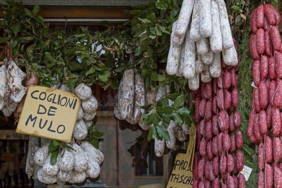 Salumi e carni dell’Umbria: storia e arte della norcineria