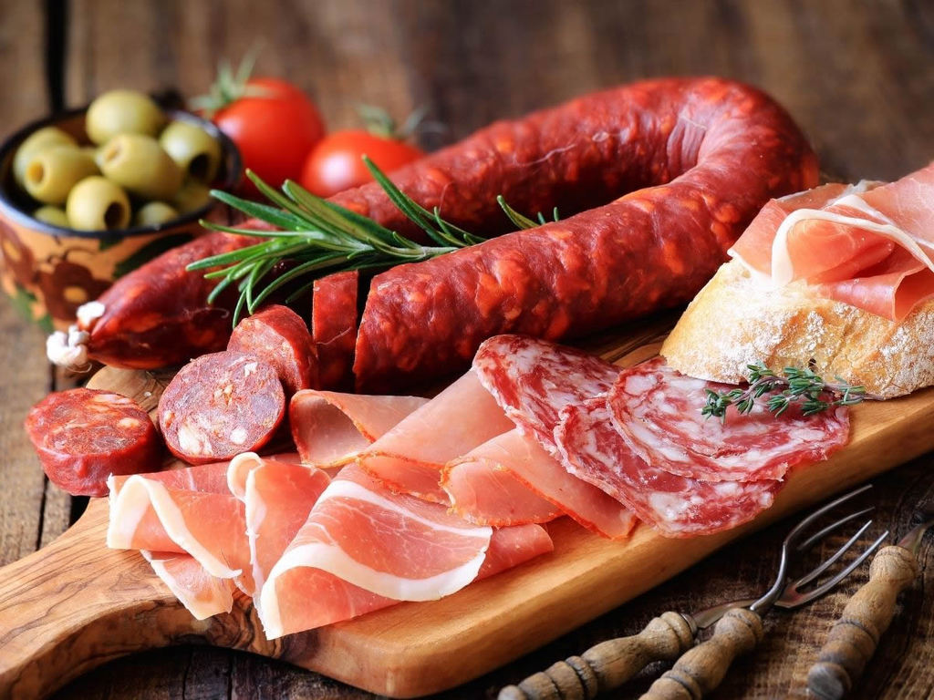 Salumi e carni dell’Umbria: storia e arte della norcineria
