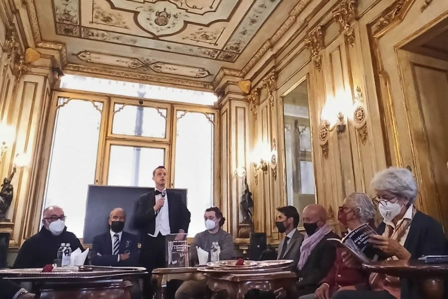 Alle prese con il servizio al vassoio: il libro di Igor Battistin Alle prese con il servizio al vassoio: il libro di Igor Battistin