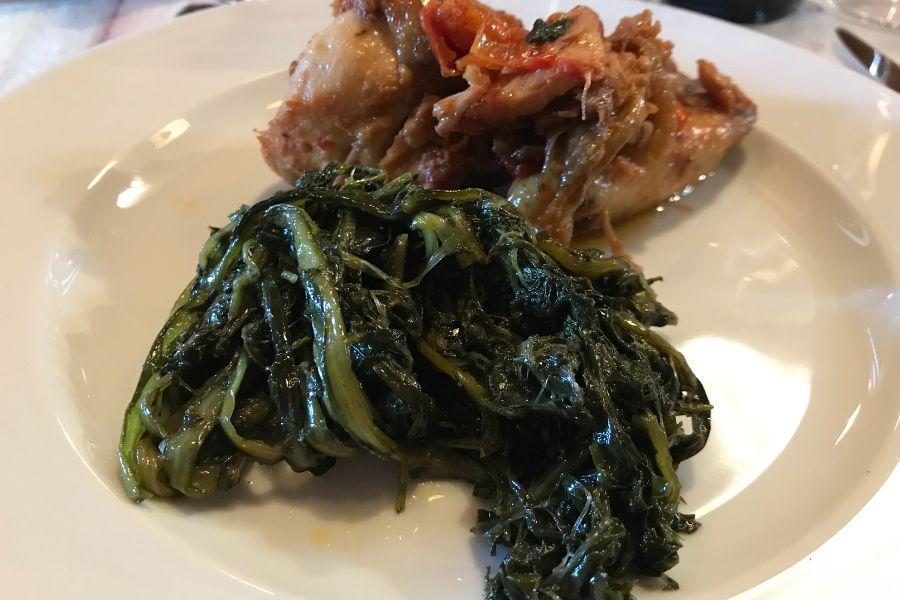 Il piatto di Pollo Pulicaro e verdure Fattorie Solidali del ristorante S'Osteria 38 ad Acquapendente