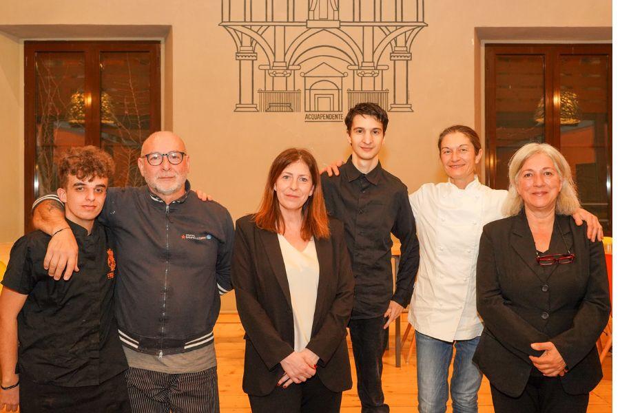 Lo staff di S'Osteria 38 ad Acquapendente Personale di sala e cucina di S'Osteria 38 ad Acquapendente