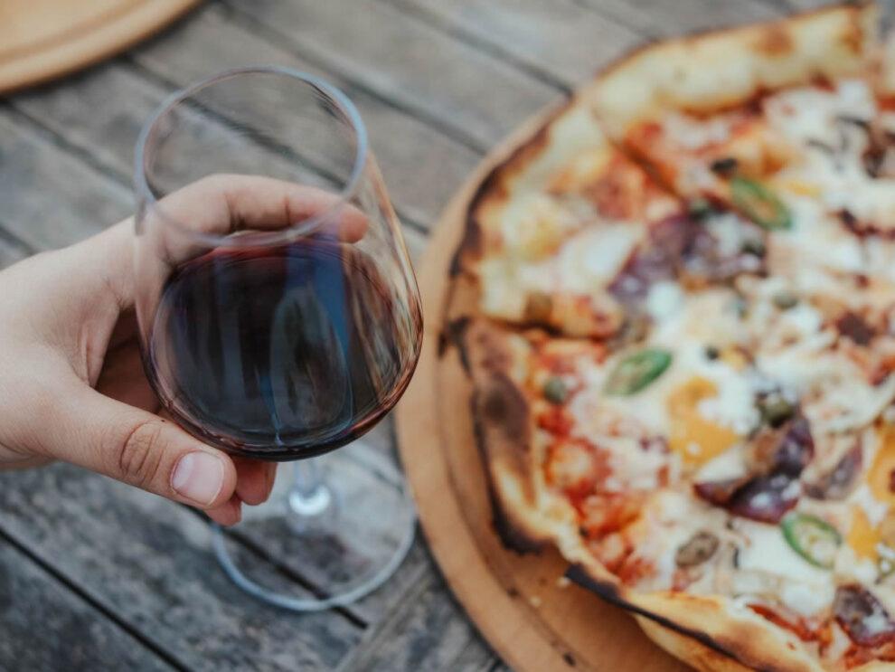 Pizza e vino: gli abbinamenti giusti per ogni situazione