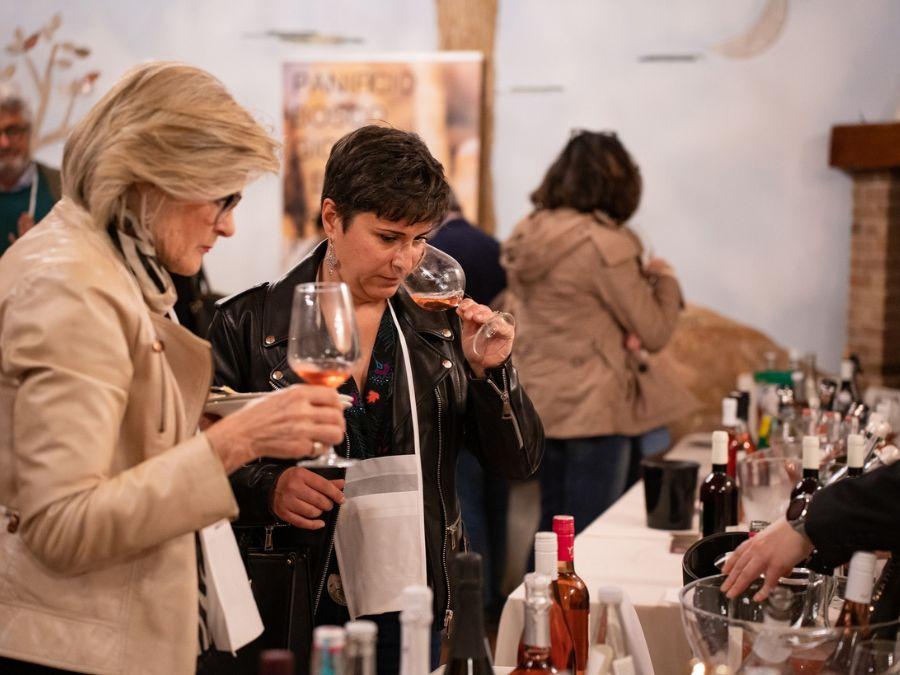 Un momento della degustazione a Rosa Positivo 2024