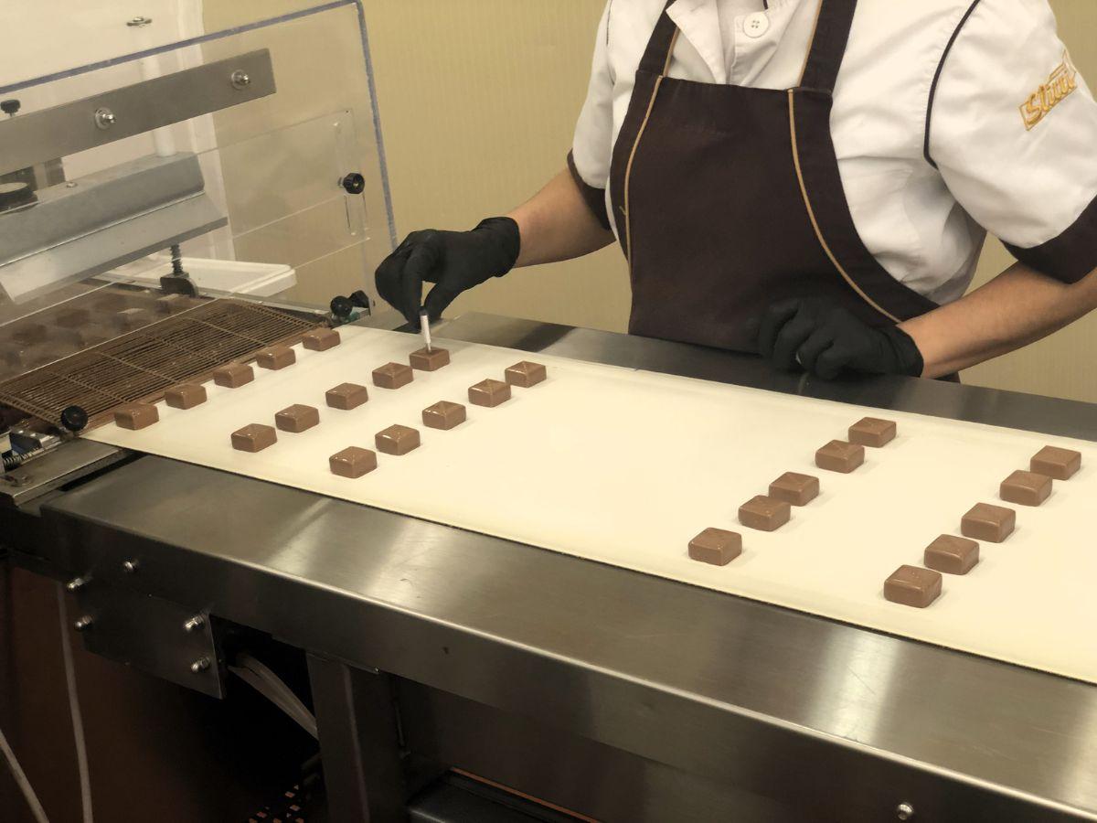 La lavorazione a mano delle praline di cioccolato di Slitti