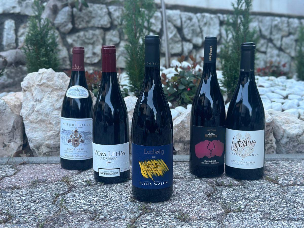 Le bottiglie dei 5 vincitori alle Giornate del Pinot Nero 2024