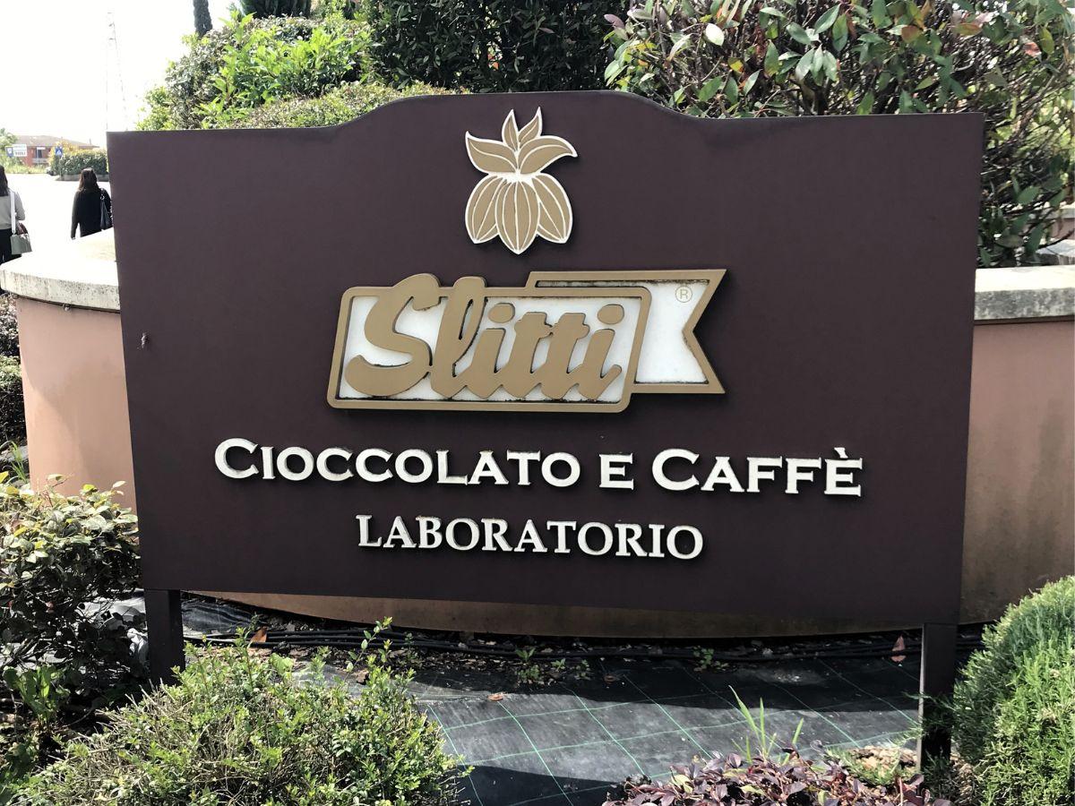 Insegna della fabbrica di cioccolato artigianale Slitti a Monsummano Terme