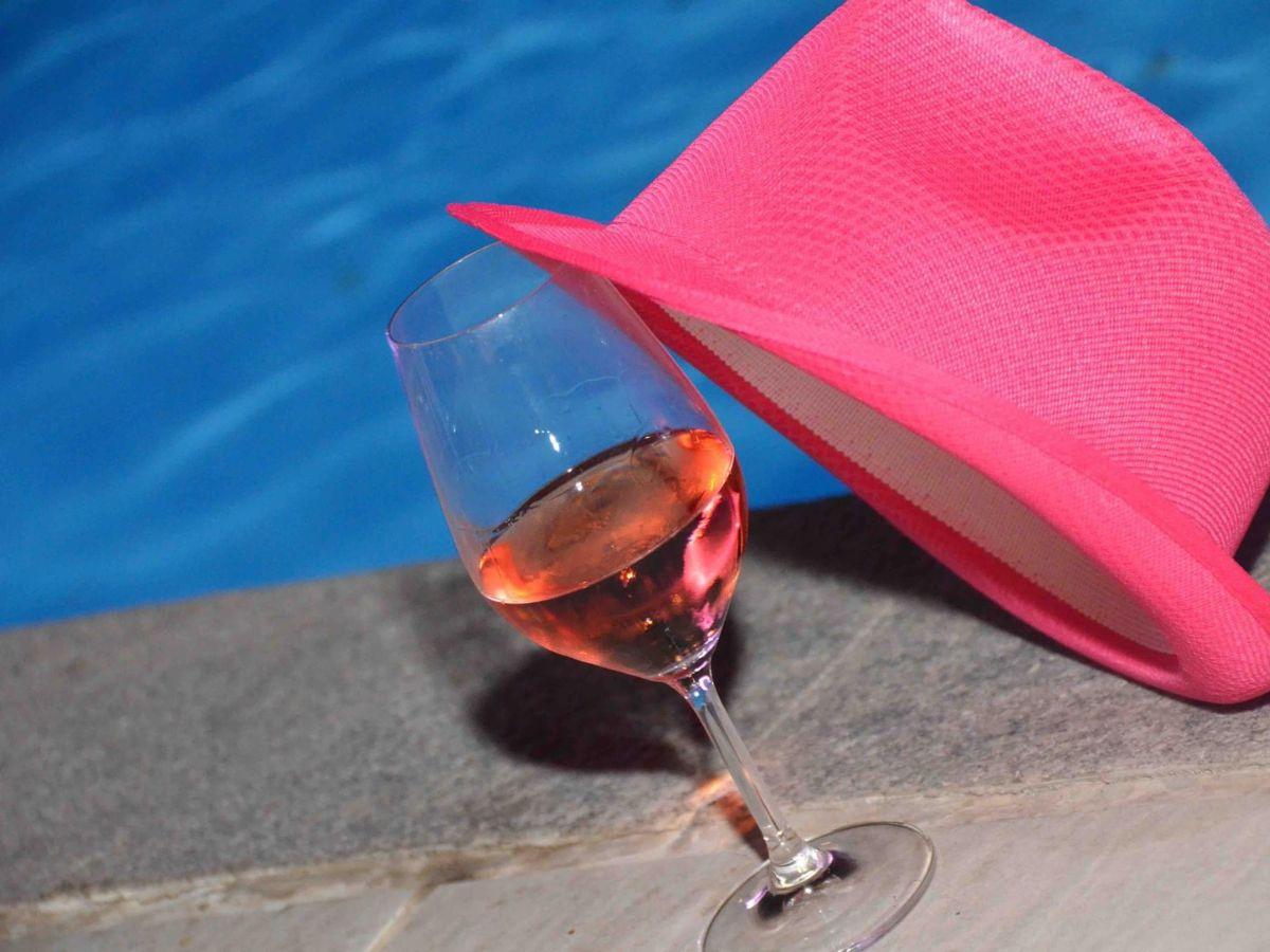 Vino rosato e cappello rosa in abbinamento