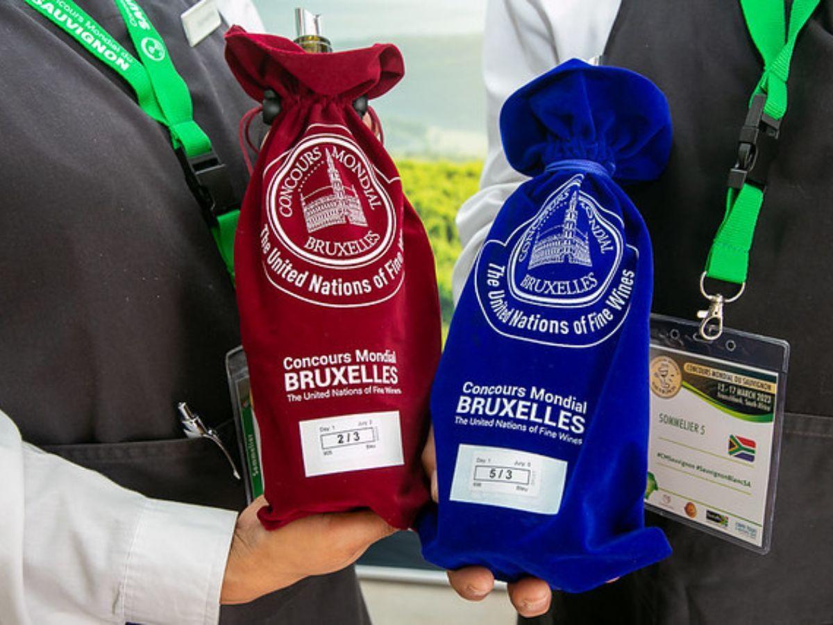 Degustazione di bottiglie alla cieca nel Concours Mondial de Bruxelles