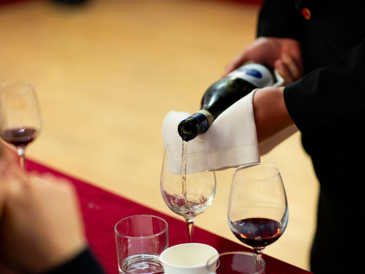 Sommelier che serve il vino