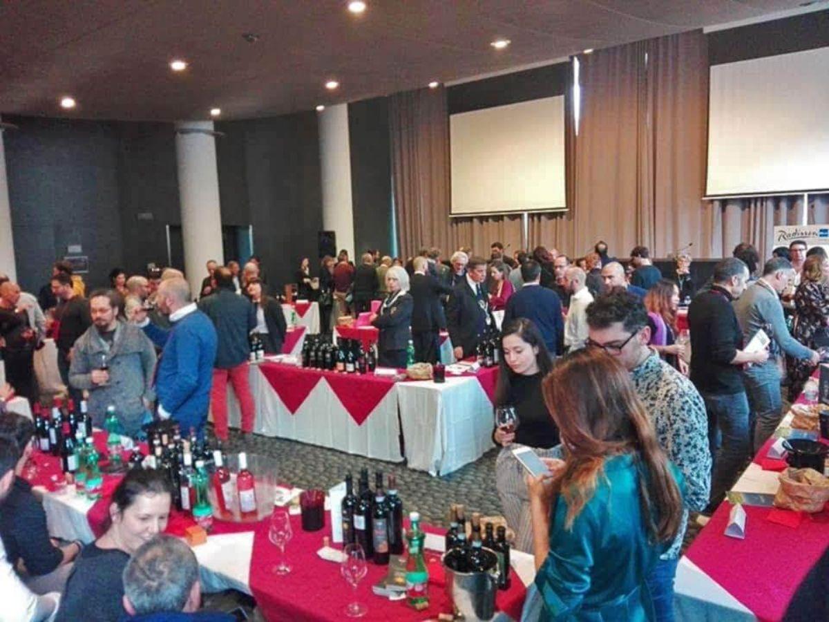 Banchi di degustazione a Beviamoci Sud Roma 
