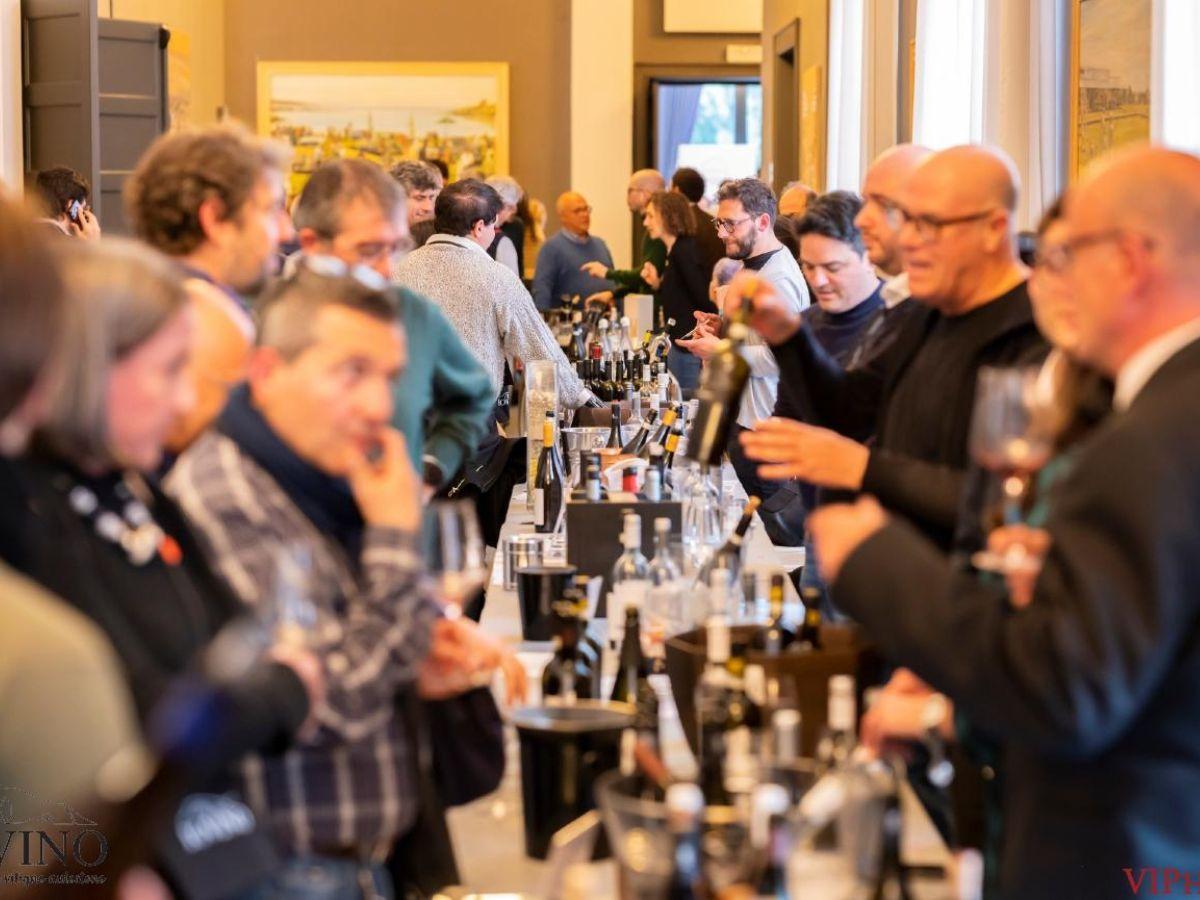 Degustazione ai banchi d'assaggio a IO VINO 2025