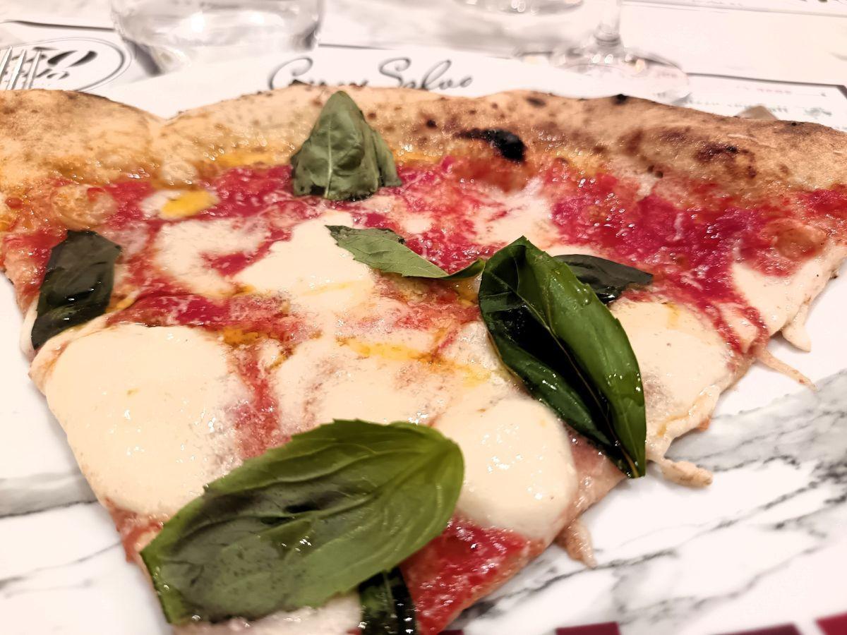 Pizza Margherita condita con Mozzarella di Bufala campana Bella