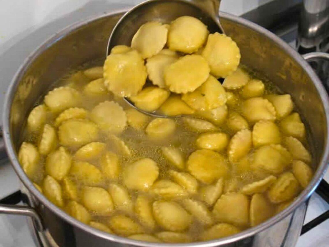 Anolini in brodo: la domenica in famiglia secondo Parma