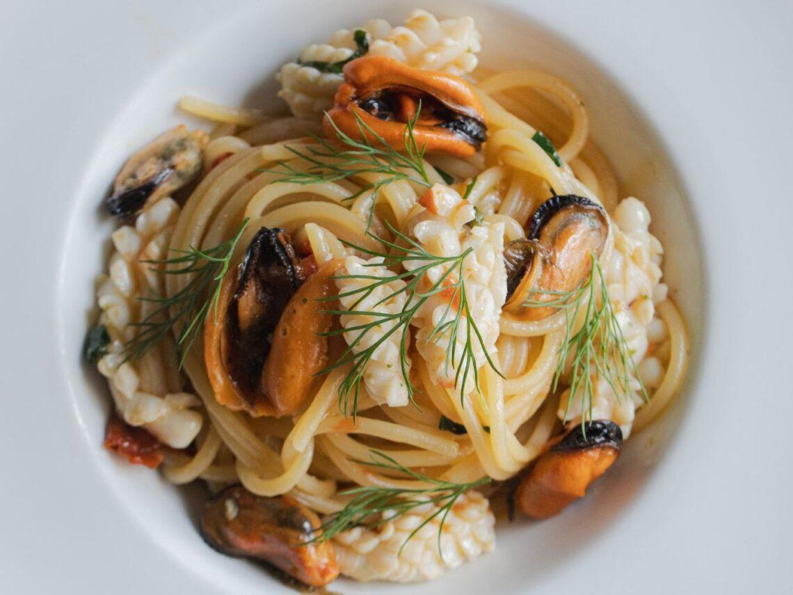 Spaghettone con cozze, calamari e datterini infornati