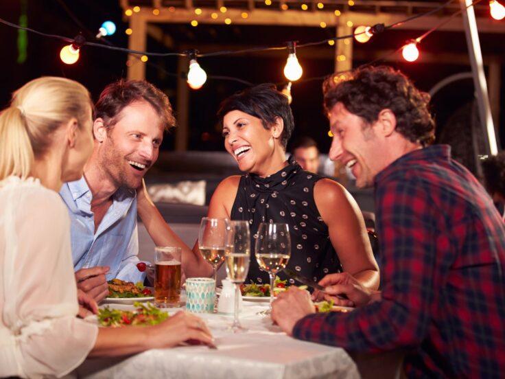 Galateo al ristorante: regole per chi invita e per gli ospiti