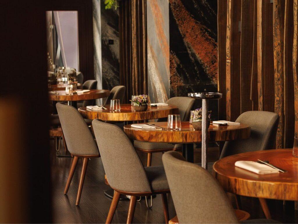 Gli eleganti interni del Mu Dimsum a Milano