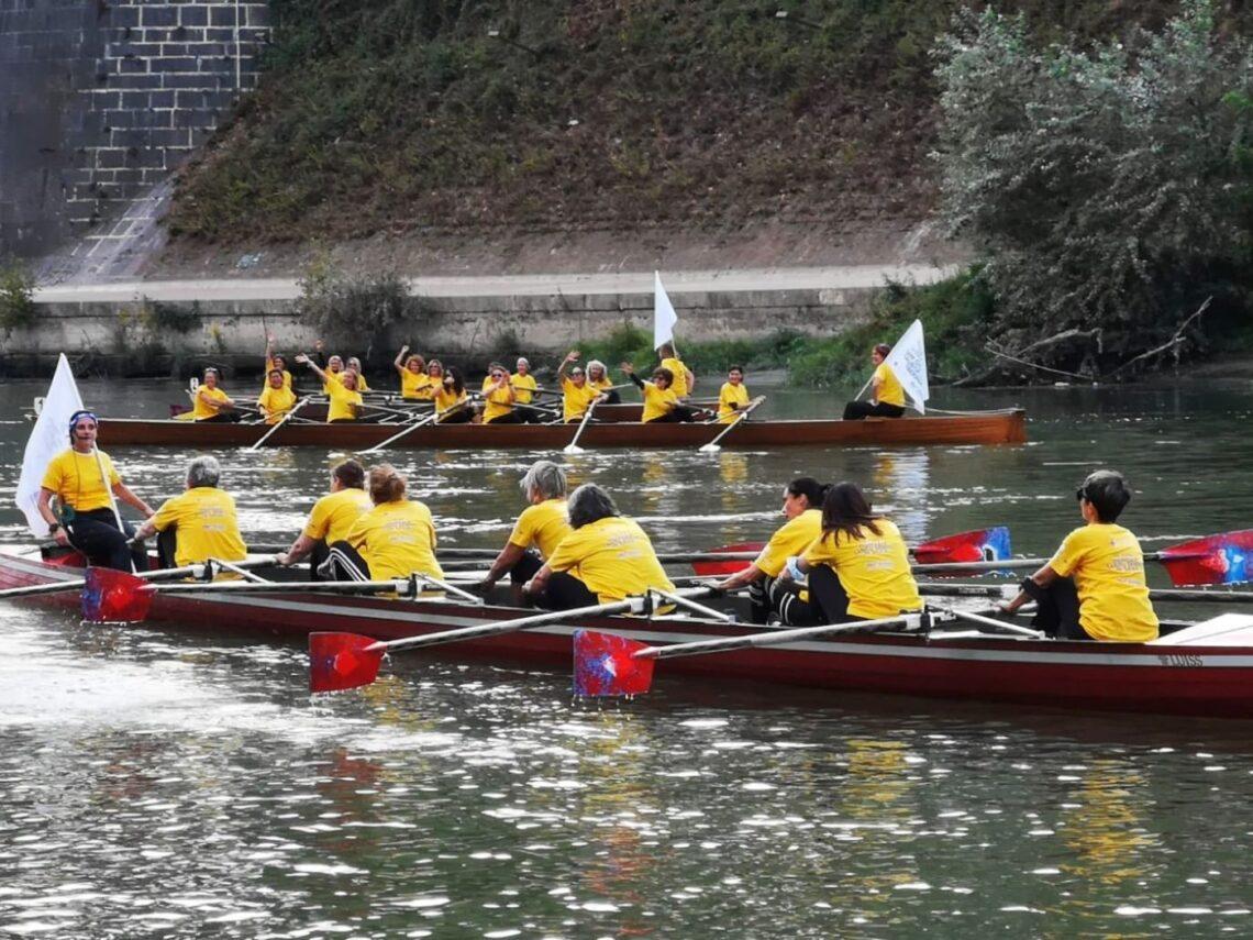 equipaggio femminile di canottaggio sul Tevere