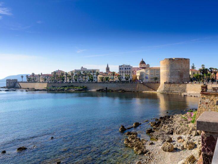 Veduta di Alghero con la Torre di Sulis