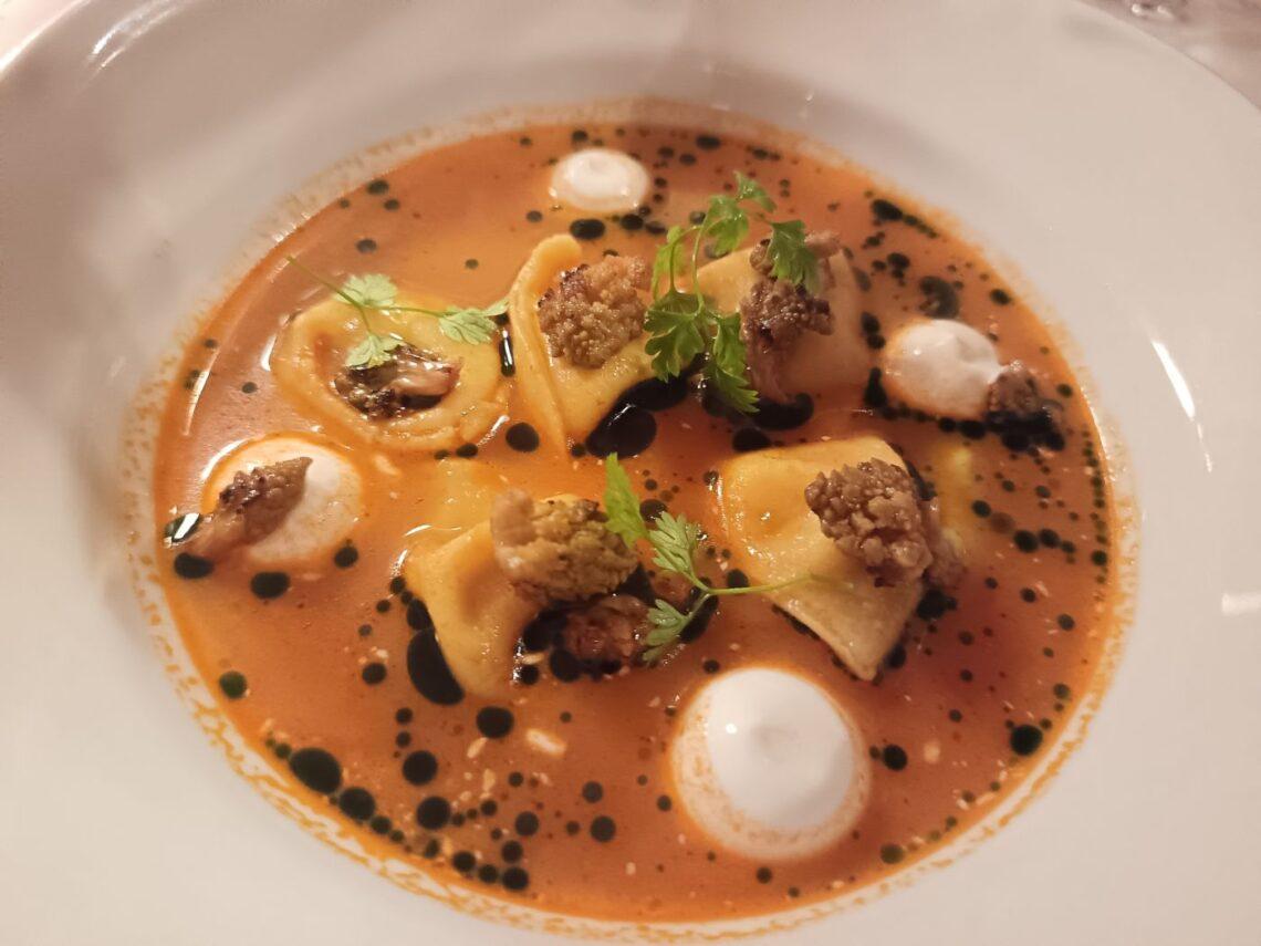 Cappelletti in brodi arzilla alle tre consistenze, dello chef Andrea Lattanzi