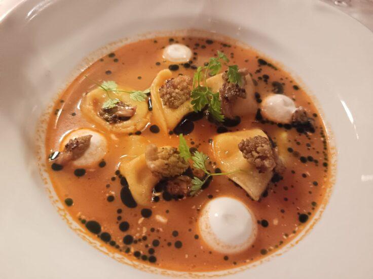 Cappelletti in brodi arzilla alle tre consistenze, dello chef Andrea Lattanzi