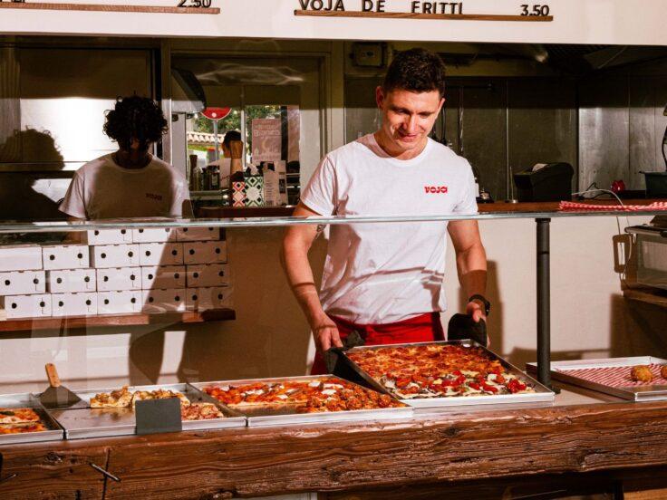 Dopo 18 anni in volo cambia vita e apre una pizzeria romana