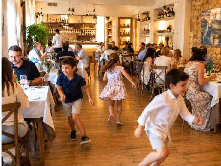 Ristoranti senza bambini: i locali adults only sono legali?