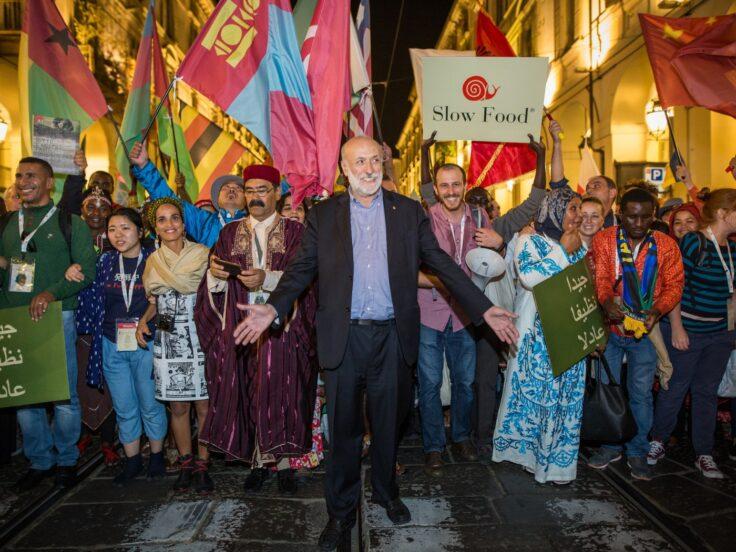 Carlo Petrini insieme ad alcuni delegati internazionali a Terra Madre