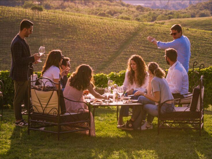 Aperitivo con Gavi DOCG tra i vigneti