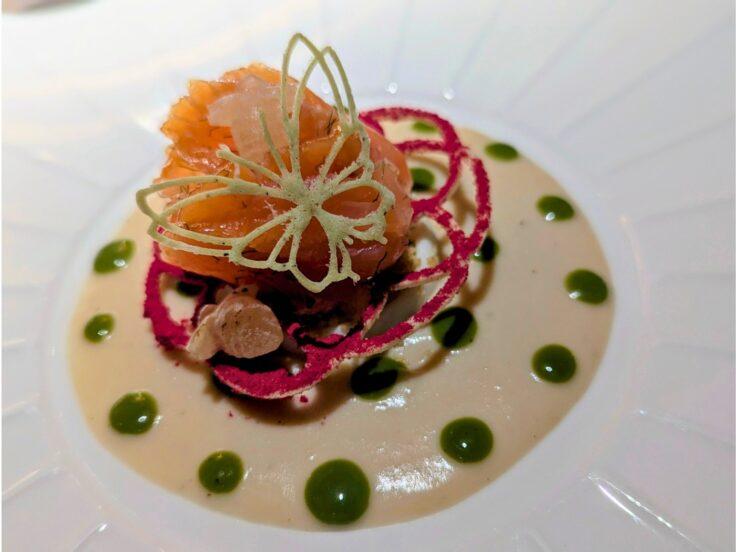 Salmone Codanera disco di panna acida, cous cous e agrumi lavorati