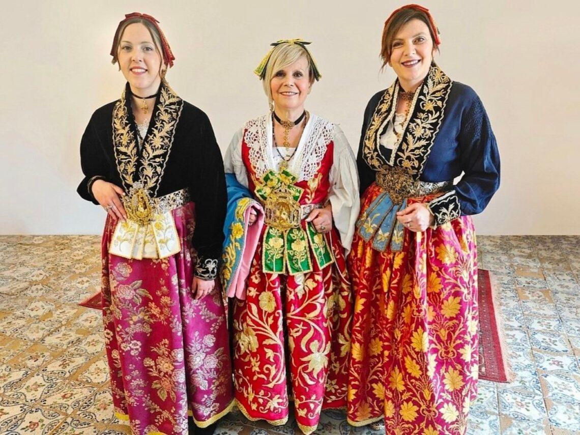 Arbëreshë di Sicilia: donne a Santa Cristina Gela in abiti tradizionali
