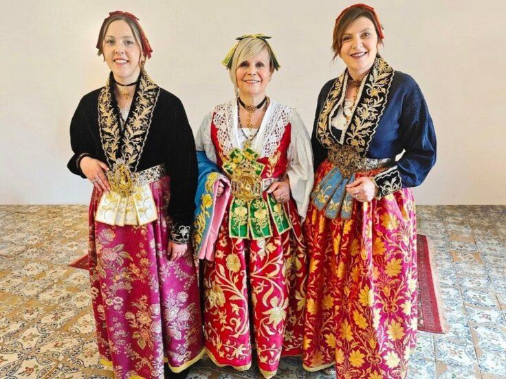 Arbëreshë di Sicilia: donne a Santa Cristina Gela in abiti tradizionali