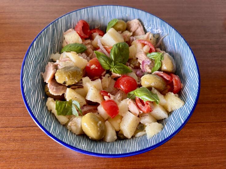 Insalata eoliana: ricetta siciliana con patate, tonno e capperi